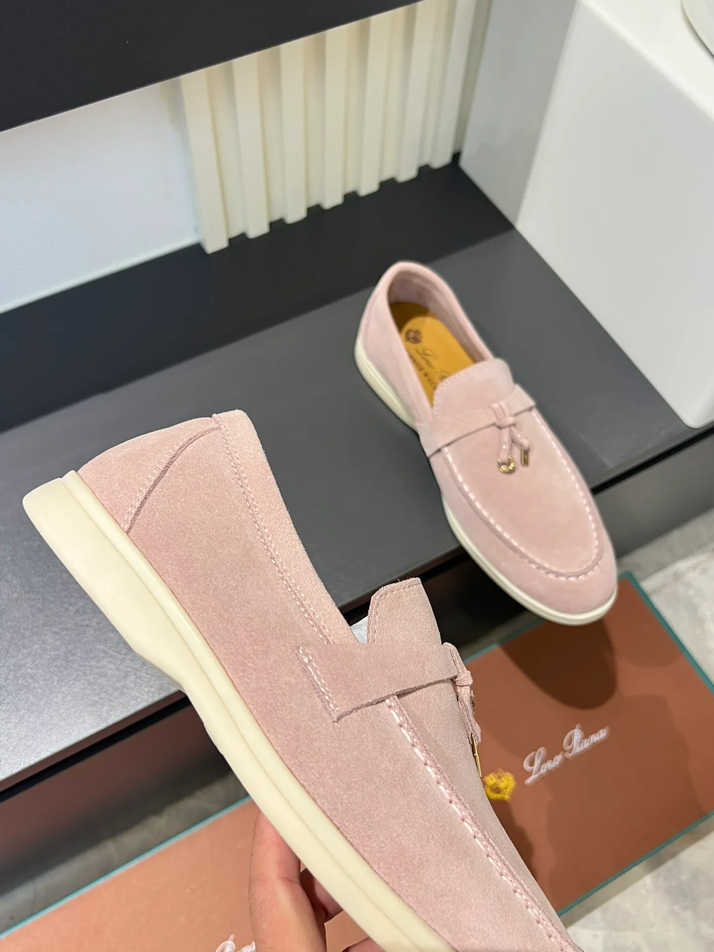 Men's shoes 💰p360 "Loro men's shoes 💰pian'*" Classic L men's shoes for couples 💰p Top version British flat loafers, a must-have item in old money style, the minimalist design is eye-catching and durable, a plus point for dressing The soft foot feel and texture are outstanding. They don’t scratch your feet and are very nice. They are matched with soft and waxy soles. They can be worn daily for a long time without getting tired. They are easy to wear, versatile and classic items, with perfect foot feel and texture! Imported cashmere fabric, the lining is made of imported A-grade water-dyed cow lining, the top version of the genuine leather midsole is sewn with pure handmade mark thread! Size: Female 35-40 (34. Customized) Male 38-44 (45.46. Customized)